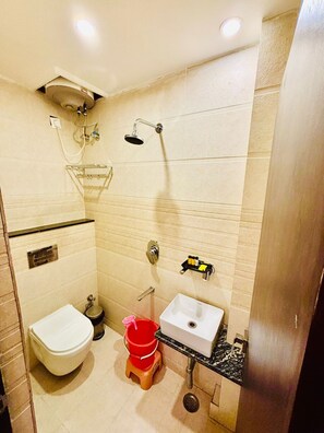 Classic Room | Bathroom - The Seven's Hotel (Varanasi)