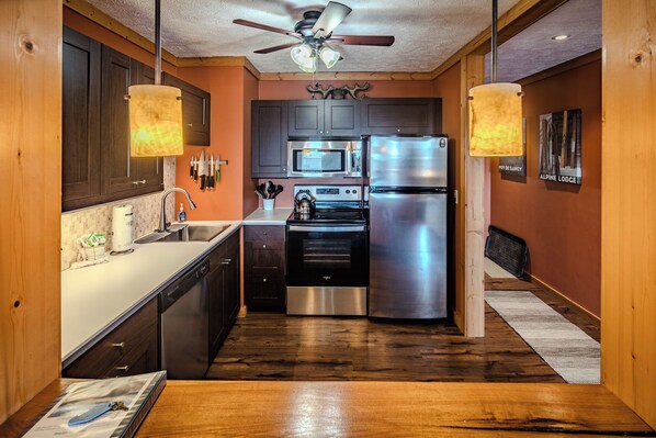 Kühlschrank, Mikrowelle, Ofen, Herdplatte