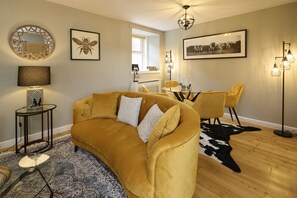 Smart TV, fireplace, books, stereo