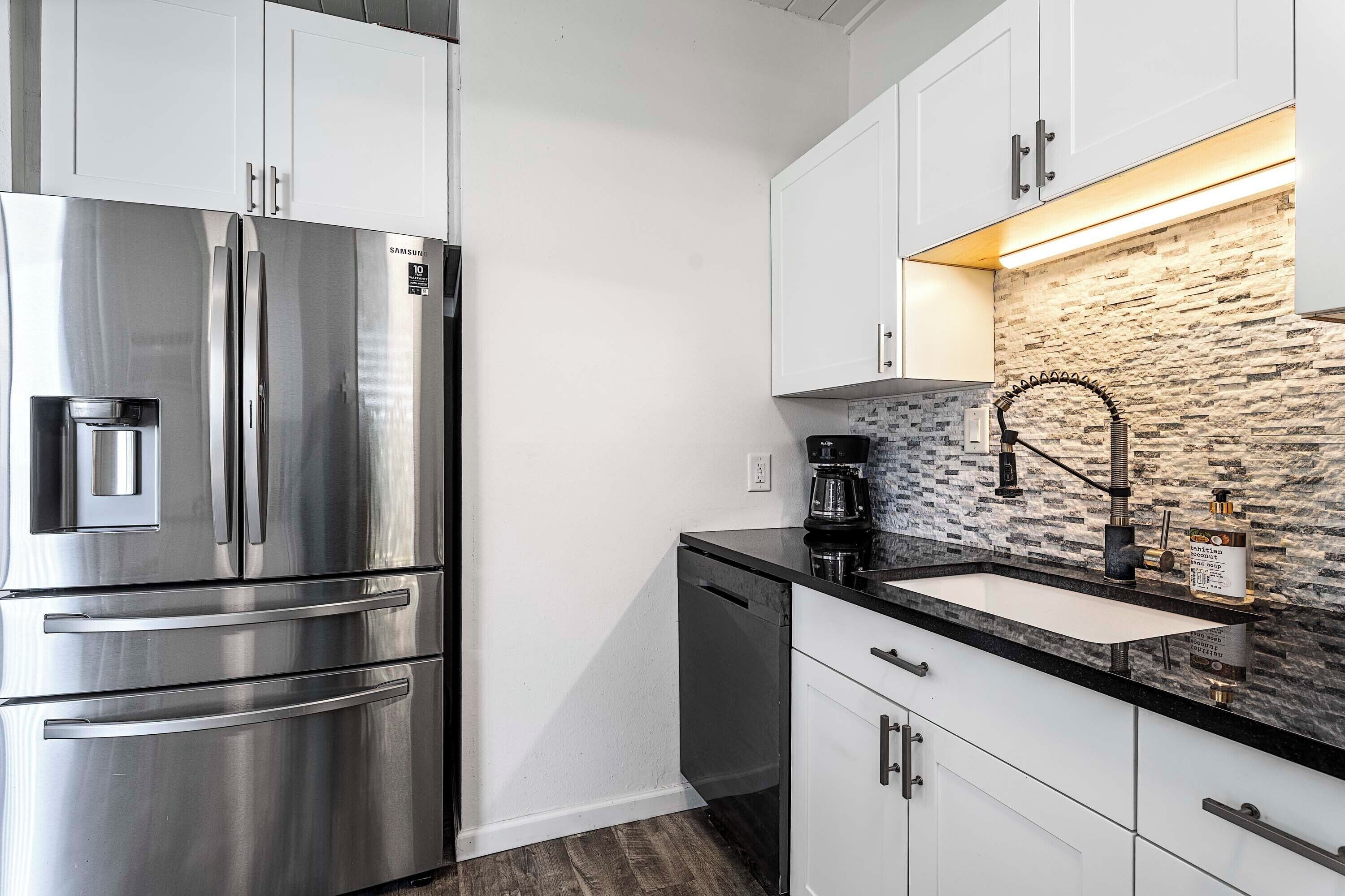 Fridge, oven, stovetop, coffee/tea maker