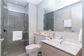 Dusche, Haartrockner, Bidet, Handtücher