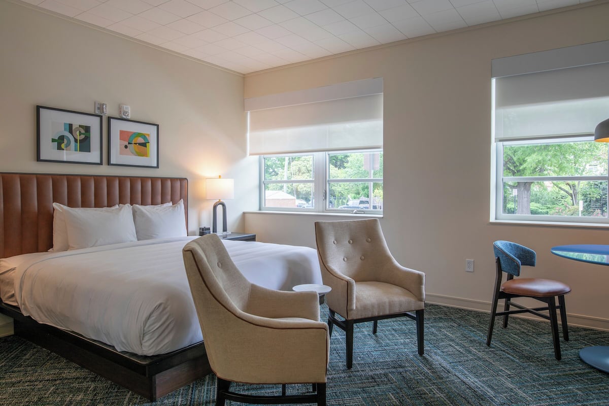 ADA King Deluxe | 1 bedroom, in-room safe, free WiFi, bed sheets