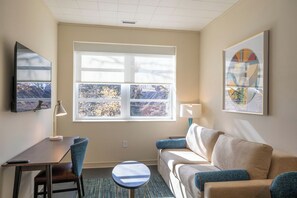 King Premium Suite | In-room safe, free WiFi, bed sheets - The Holbrook Hotel (Danville)