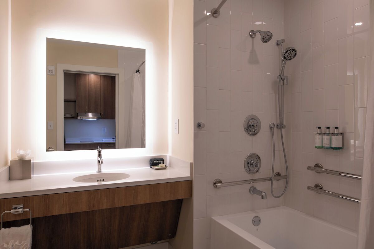 デラックス ルーム | バスルーム | ヘアドライヤー、タオル、石鹸、シャンプー