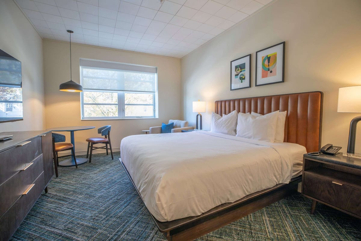 King Standard | 1 bedroom, in-room safe, free WiFi, bed sheets