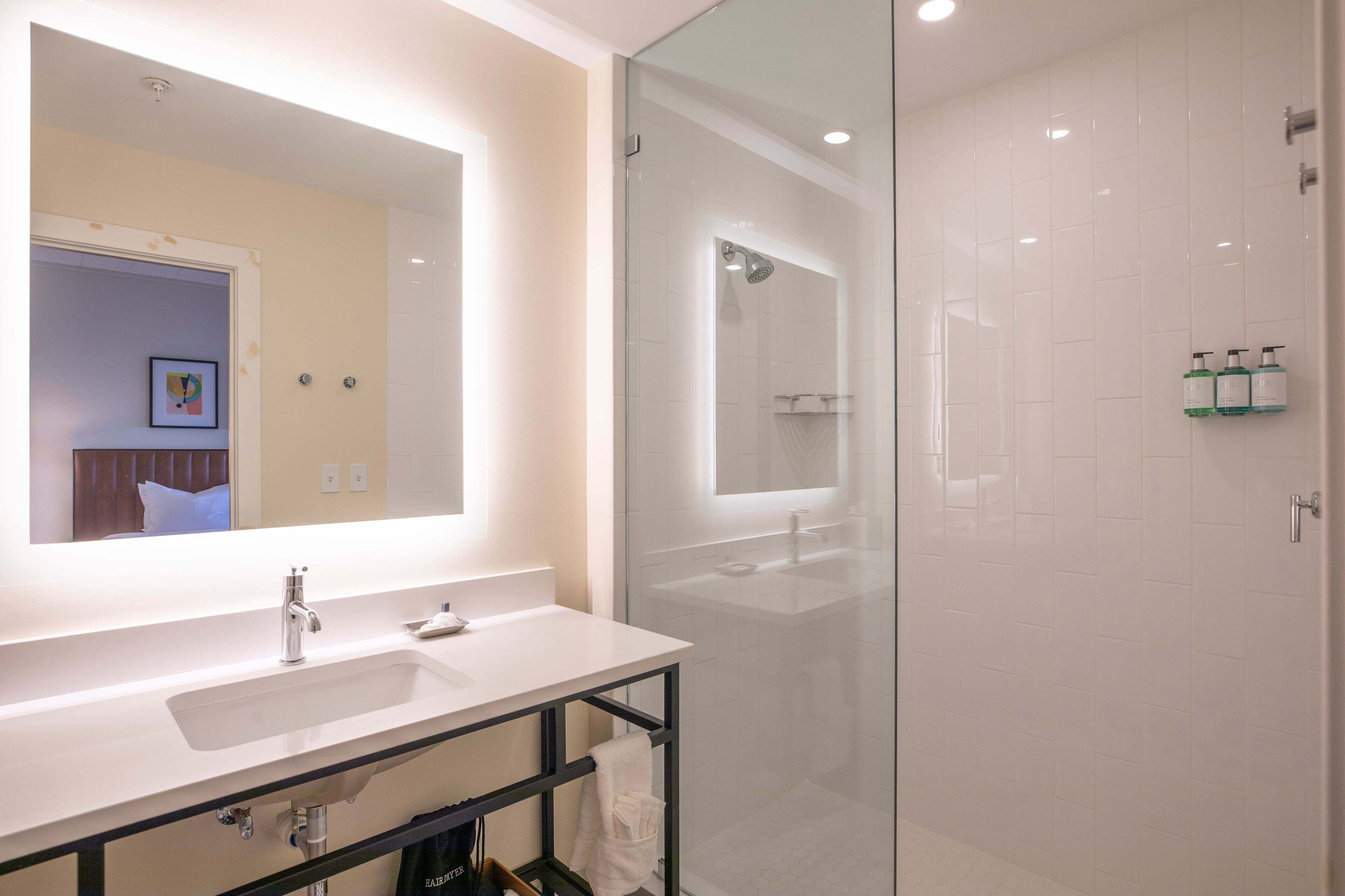 Een haardroger, handdoeken, zeep, shampoo