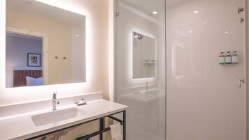 Secador de pelo, toallas, jabón y champú