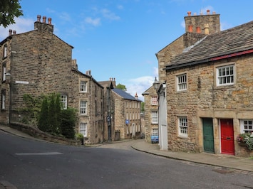 Image of 5 CASTLE HILL, family friendly, with a garden in Lancaster