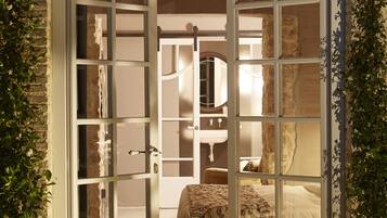 Classic Room | Minibar, in-room safe, soundproofing, iron/ironing board