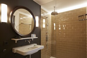 Classic Room | Bathroom | Free toiletries, hair dryer - llimona suites (Corca)