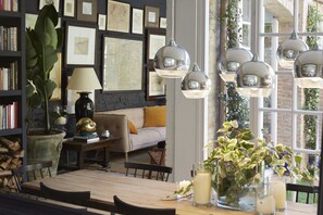 Een 42-inch flatscreentelevisie met kabelzenders en televisie