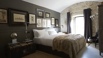 Classic Room | Minibar, in-room safe, soundproofing, iron/ironing board