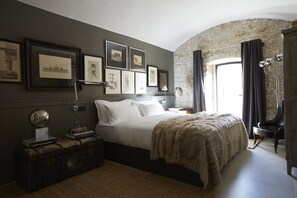 Klassieke kamer | Een minibar, een kluis op de kamer, geluiddichte muren