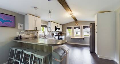 ON THE TRAIL! Newly remodeled, Happy Trails Home