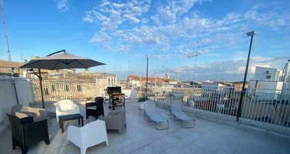 Casa Bianca bnb,Big Terrace,10 min Airport Beaches