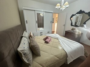 2 quartos, ferros/tábuas de passar roupa, Wi-Fi, roupa de cama