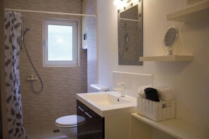 Dusche, Handtücher, Toilettenpapier