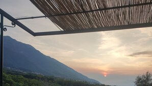A terrace with a view of a mountainous landscape and a sunset. - 20 min from Pompeii and 35 min from Amalfi, structure surrounded by greenery (Campania)