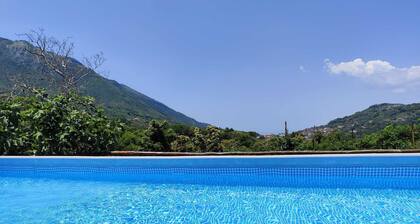 20 min from Pompeii and 35 min from Amalfi, structure surrounded by greenery