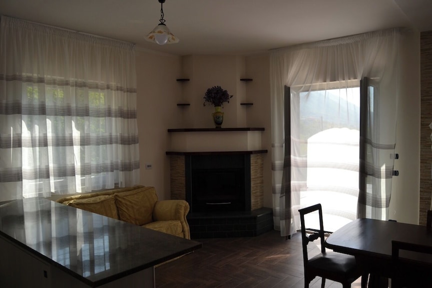 20 Min From Pompeii And 35 Min From Amalfi, Structure Surrounded By Greenery - Positano