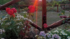 A wooden pergola structure with a view of a sunset over a mountainous landscape. - 20 min from Pompeii and 35 min from Amalfi, structure surrounded by greenery (Campania)