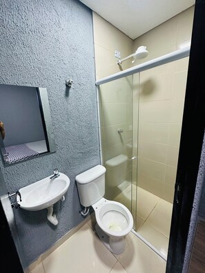 Doccia, soffione a pioggia, asciugamani, sapone