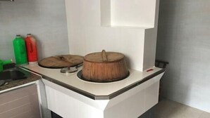 A kitchen with a white countertop, two wooden bowls, and two bottles of cleaning liquid. - Ziyan Shanju Inn (Deqing)