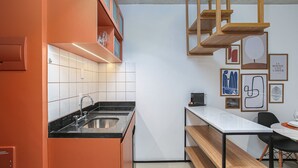 Apartment | Private kitchen | Microwave, cookware/dishes/utensils - VN Frei Caneca (São Paulo)