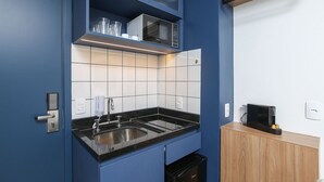 Apartment | Private kitchen | Microwave, cookware/dishes/utensils - VN Frei Caneca (São Paulo)