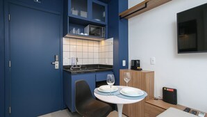Apartment | Private kitchen | Microwave, cookware/dishes/utensils - VN Frei Caneca (São Paulo)