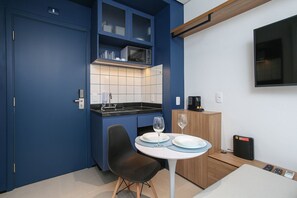 Apartamento | Cozinha privada | Micro-ondas, talheres/pratos/utensílios de cozinha