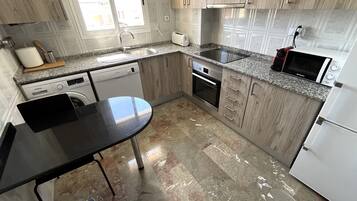 Een koelkast, een magnetron, een oven, een kookplaat