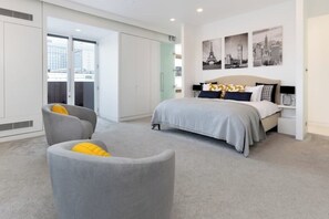 2 bedrooms, iron/ironing board, travel cot, free WiFi - Amazing Penthouse In the Heart of the West End! (London)