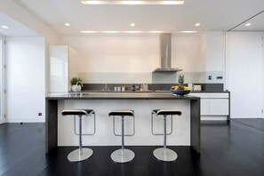 Fridge, microwave, oven, stovetop - Amazing Penthouse In the Heart of the West End! (London)