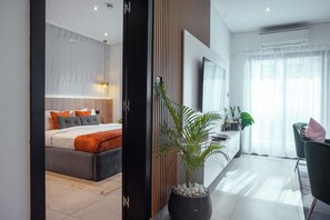 1 chambre, coffre-fort, bureau, fer et planche à repasser