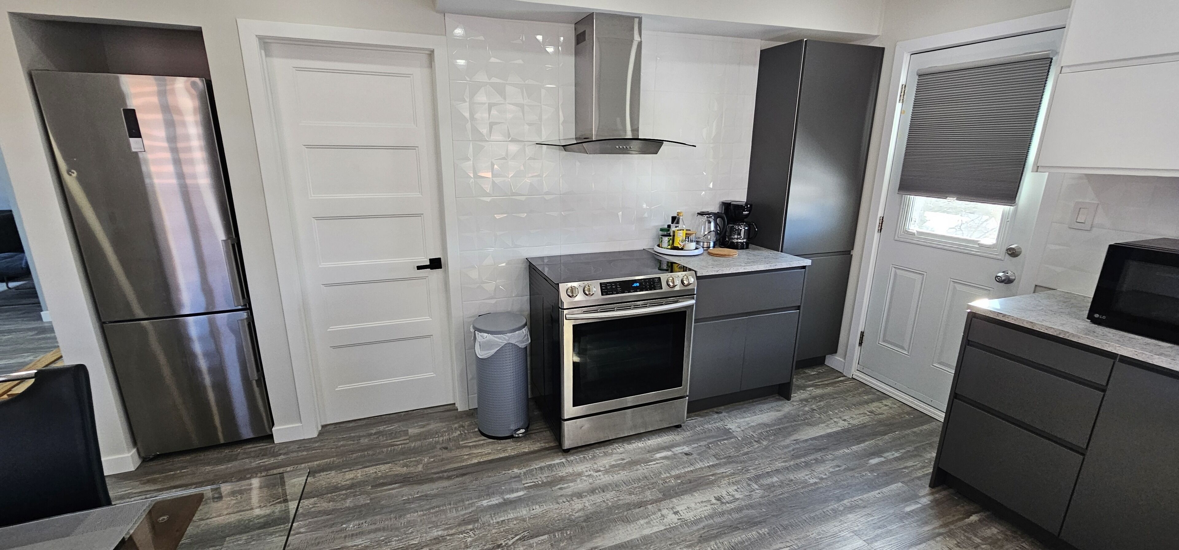 Frigorifero, microonde, forno, piano cottura