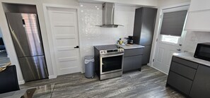 Een koelkast, een microgolfoven, een oven, een kookplaat