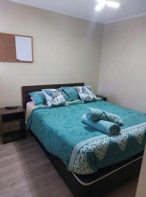 4 habitaciones y tabla de planchar con plancha