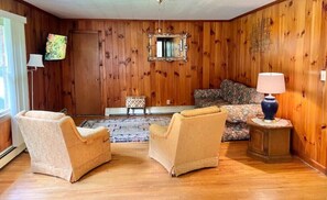 TV, books - Creekside Rural Retreat in Beautiful Ashe County
 (Lansing)