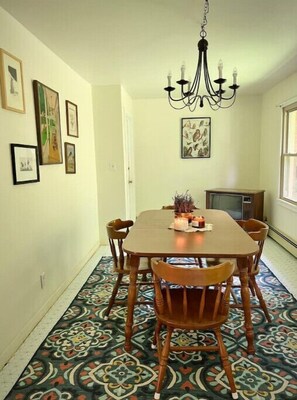 Dining - Creekside Rural Retreat in Beautiful Ashe County
 (Lansing)