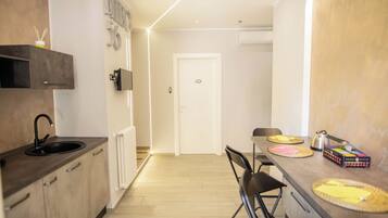 Double Room | Shared kitchen | Shared fridge, microwave