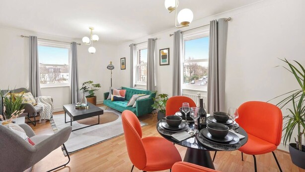 A modern living room with a dining area, large windows, and a view of the city. - Cosy Apartment 5 guests - 3 beds + 1 sofa bed Lewisham, London (London)