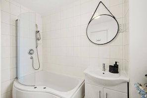 Sèche-cheveux, serviettes fournies, savon, shampoing