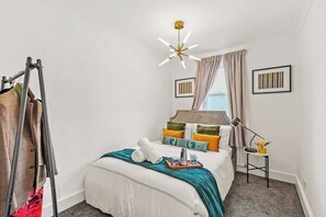 2 habitaciones, escritorio, tabla de planchar con plancha y wifi gratis 