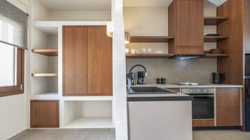 Eine moderne Küche mit Holzausstattung, einem Backofen und einem Spülbecken.