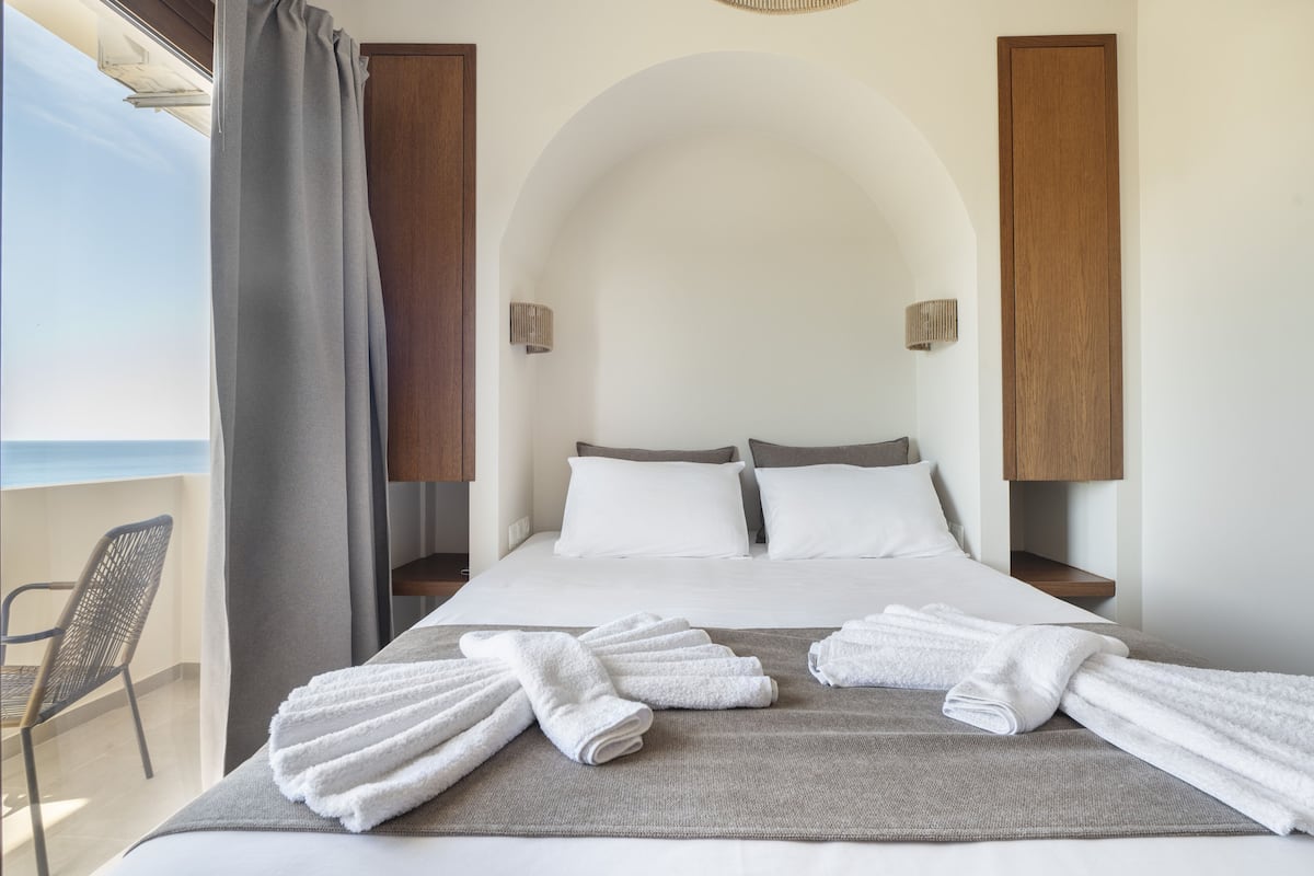 Departamento, 2 habitaciones, vista al mar | 1 habitación, insonorización, wifi gratis y ropa de cama