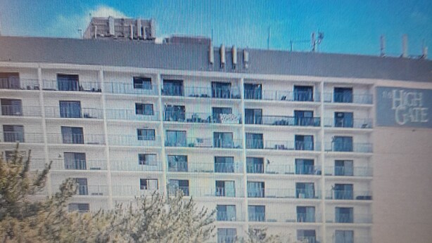 Um hotel de vários andares com design arquitetônico moderno, apresentando uma placa grande com a inscrição 