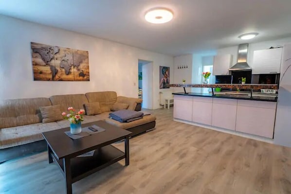 Departamento Confort | Cocina privada | Refrigerador con congelador, parrilla de estufa y utensilios de cocina 