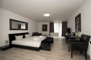 Leilighet – basic | Skrivebord, skrivebord for bærbar PC, blendingsgardiner og lydisolert