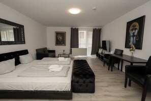 Eenvoudig appartement | Een bureau, een laptopwerkplek, verduisterende gordijnen